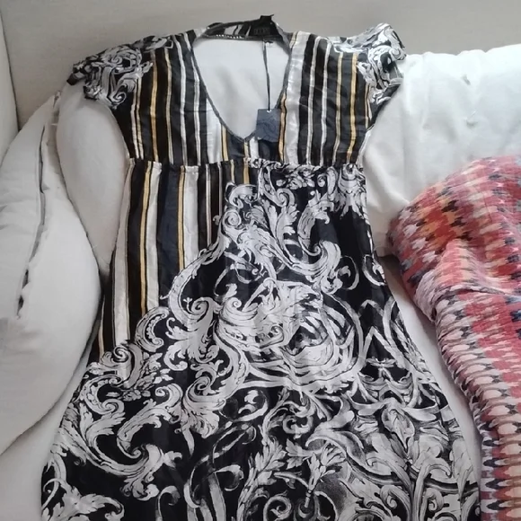 Elegant Backless Striped and Floral Dress - Picture 2 of 3